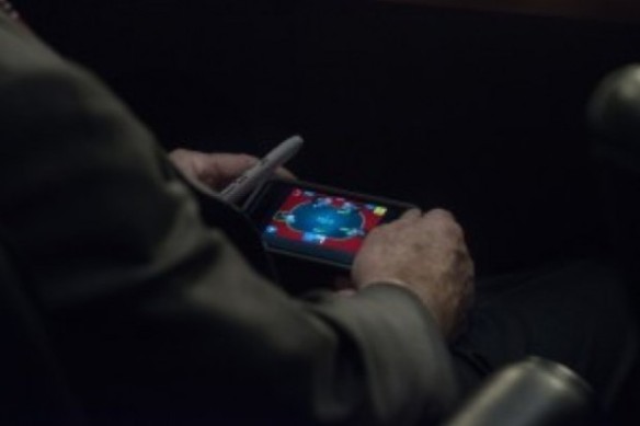 Senador John McCain joga pôquer no celular durante audiência sobre o ataque à Síria, em 3 de setembro.