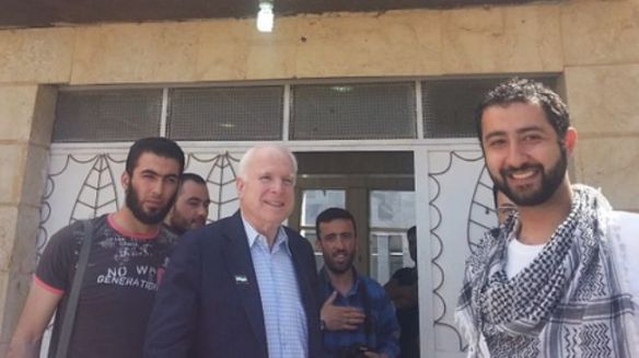 John McCain com Mohamed Mour, famoso sequestrador. Fonte: Global Research