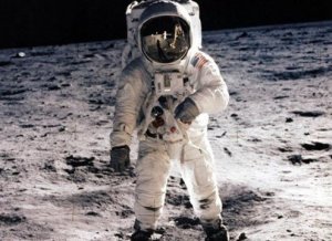 Mitchell em sua caminhada na Lua (Foto: Reprodução/NASA)